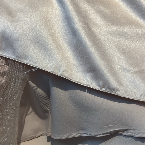 Gorgeous Avery Austin gown champagne color size 4 - Picture 4 of 7